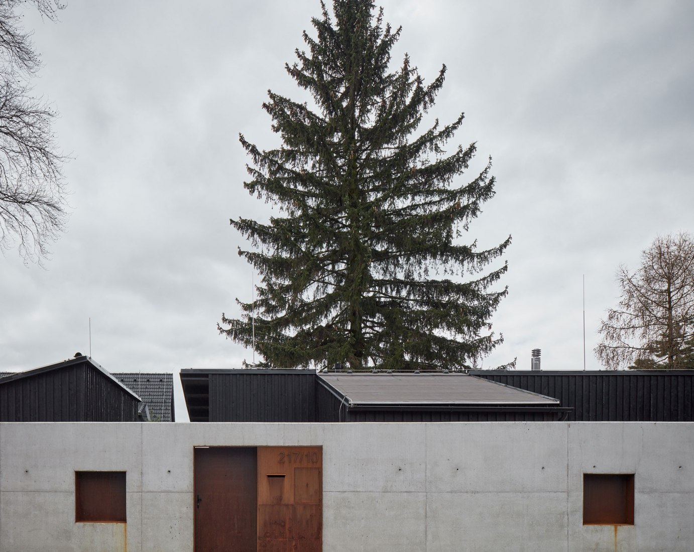 "Casa detrás del muro" por Mjölk architects. Fotografía de Jakub Skokan, Martin Tůma / BoysPlayNice.