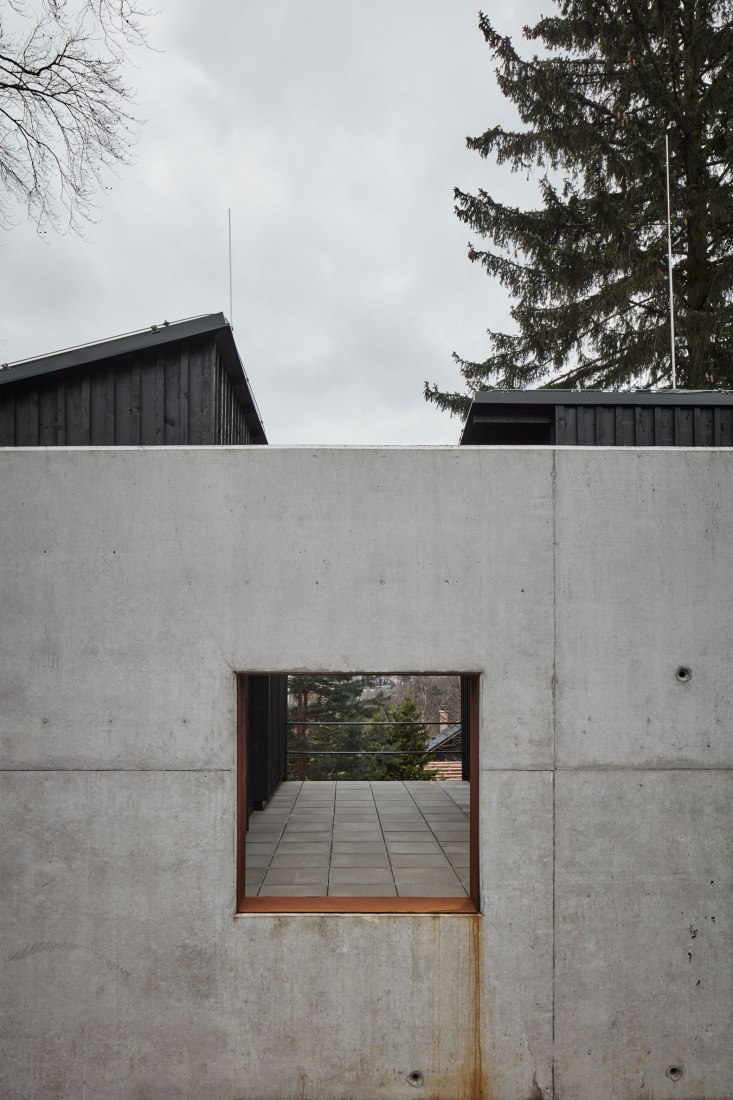 "Casa detrás del muro" por Mjölk architects. Fotografía de Jakub Skokan, Martin Tůma / BoysPlayNice.
