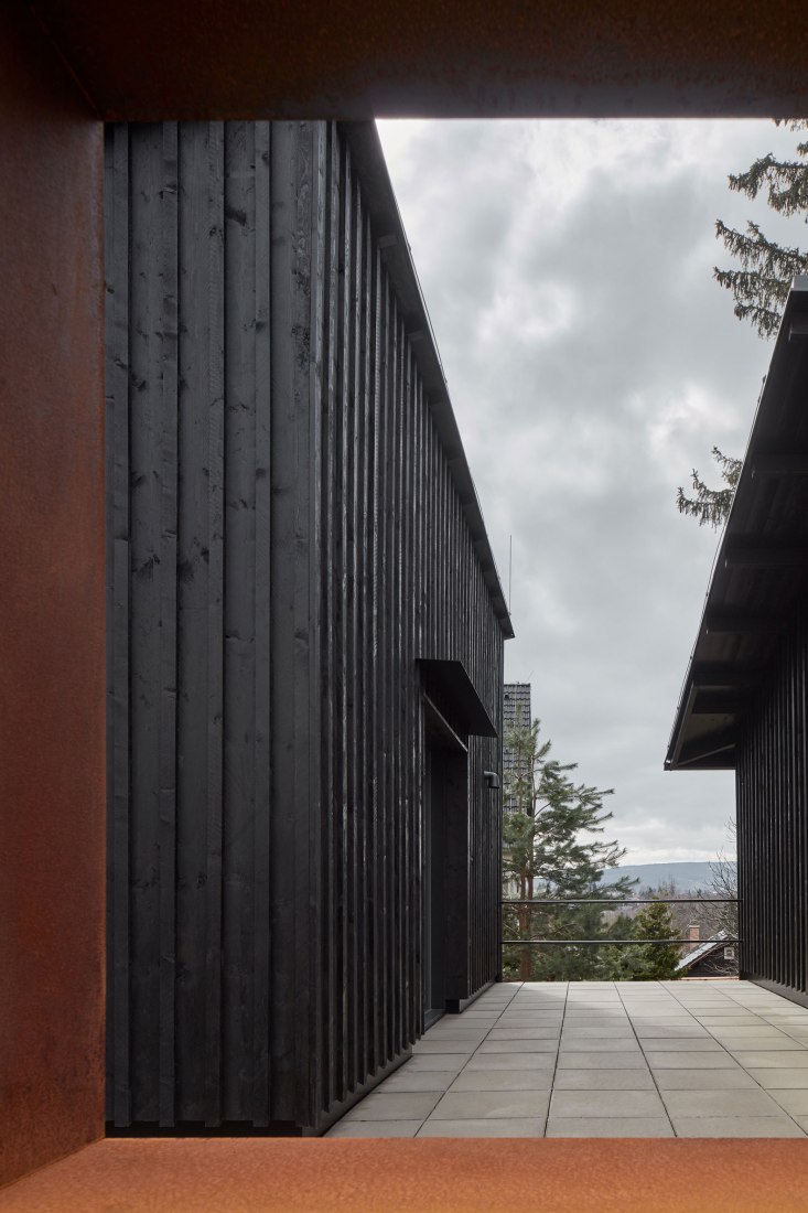 "Casa detrás del muro" por Mjölk architects. Fotografía de Jakub Skokan, Martin Tůma / BoysPlayNice.