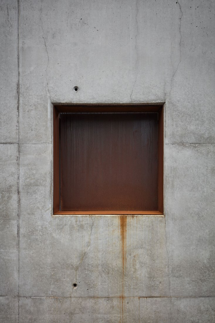 "Casa detrás del muro" por Mjölk architects. Fotografía de Jakub Skokan, Martin Tůma / BoysPlayNice.
