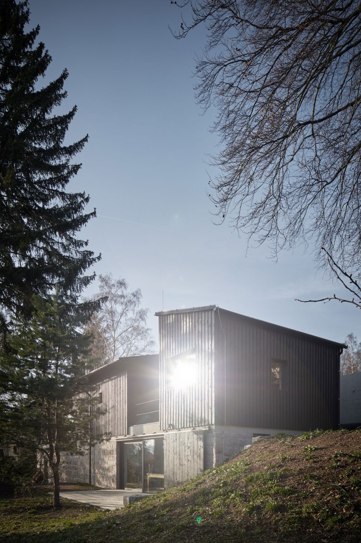 "Casa detrás del muro" por Mjölk architects. Fotografía de Jakub Skokan, Martin Tůma / BoysPlayNice.