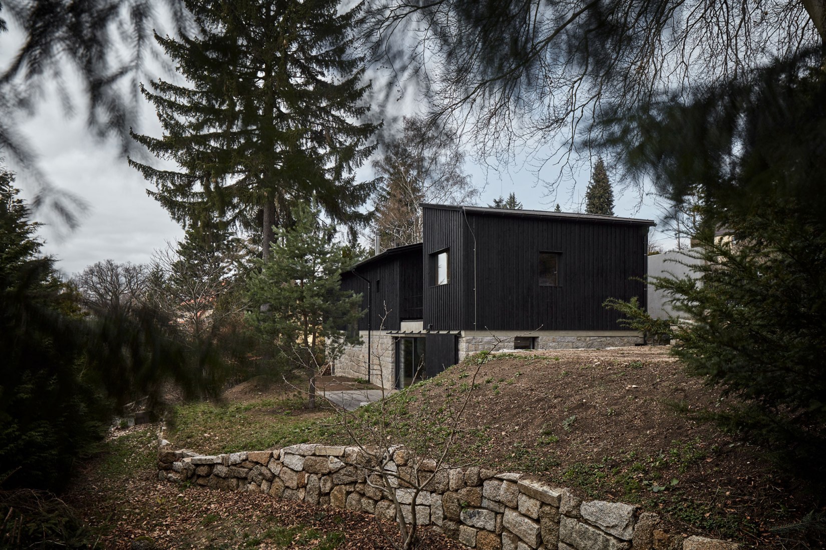 "Casa detrás del muro" por Mjölk architects. Fotografía de Jakub Skokan, Martin Tůma / BoysPlayNice.