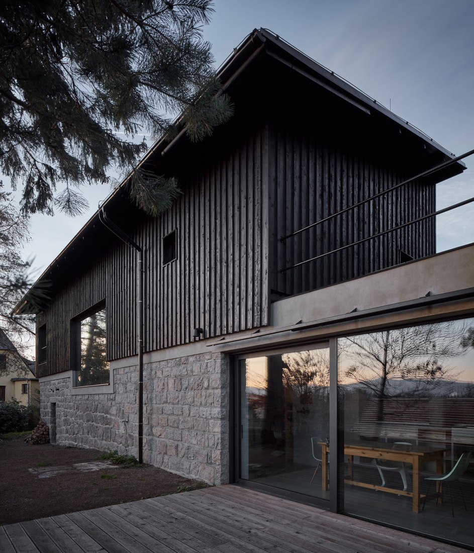 "Casa detrás del muro" por Mjölk architects. Fotografía de Jakub Skokan, Martin Tůma / BoysPlayNice.