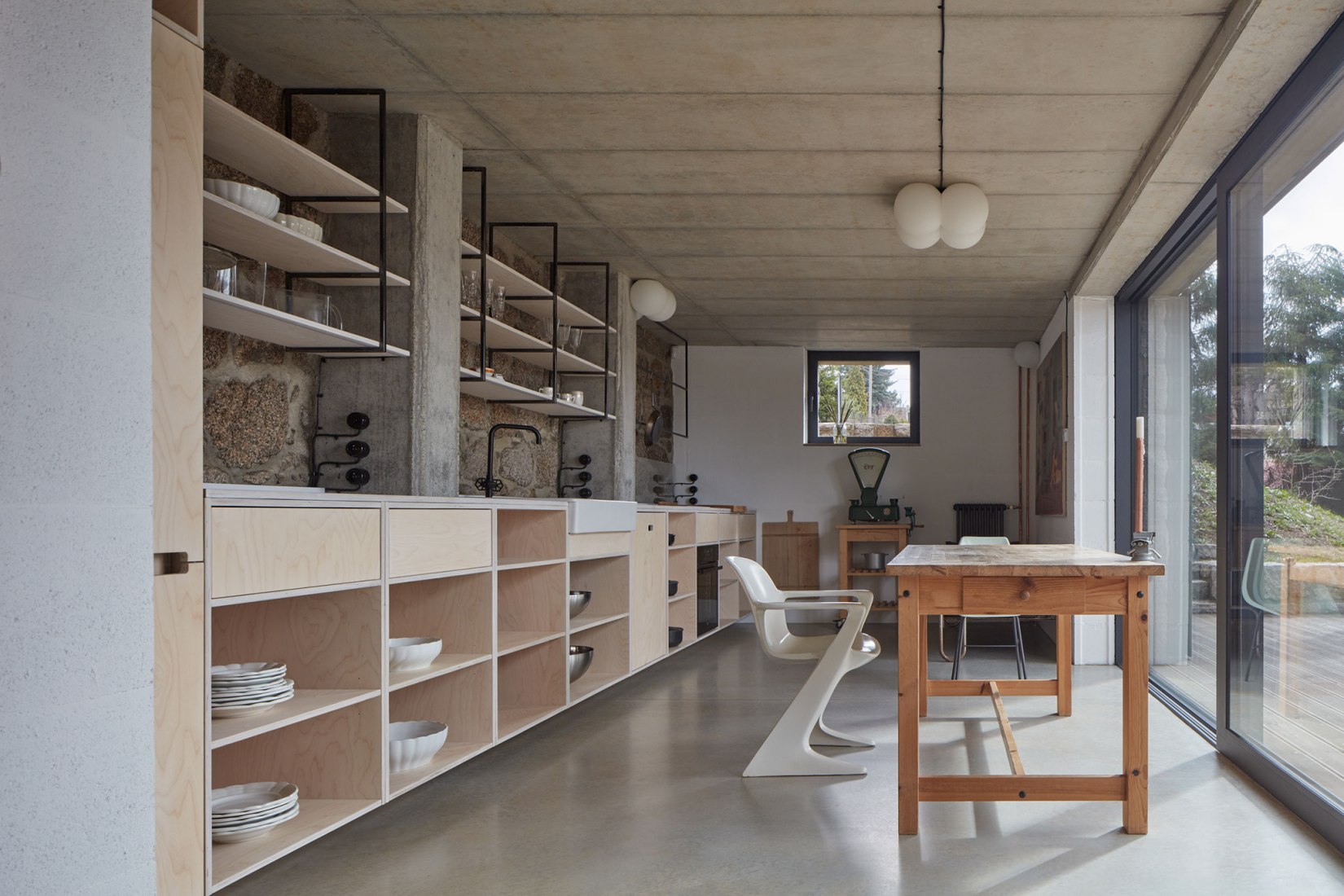 "Casa detrás del muro" por Mjölk architects. Fotografía de Jakub Skokan, Martin Tůma / BoysPlayNice.