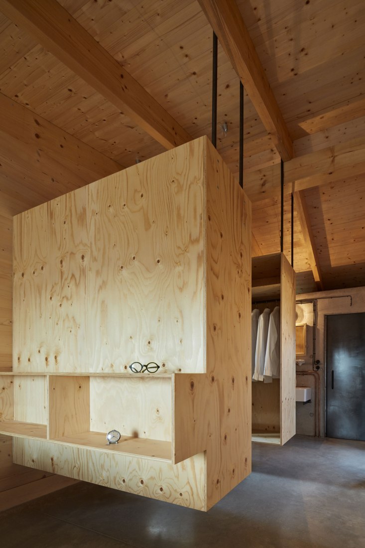 "Casa detrás del muro" por Mjölk architects. Fotografía de Jakub Skokan, Martin Tůma / BoysPlayNice.