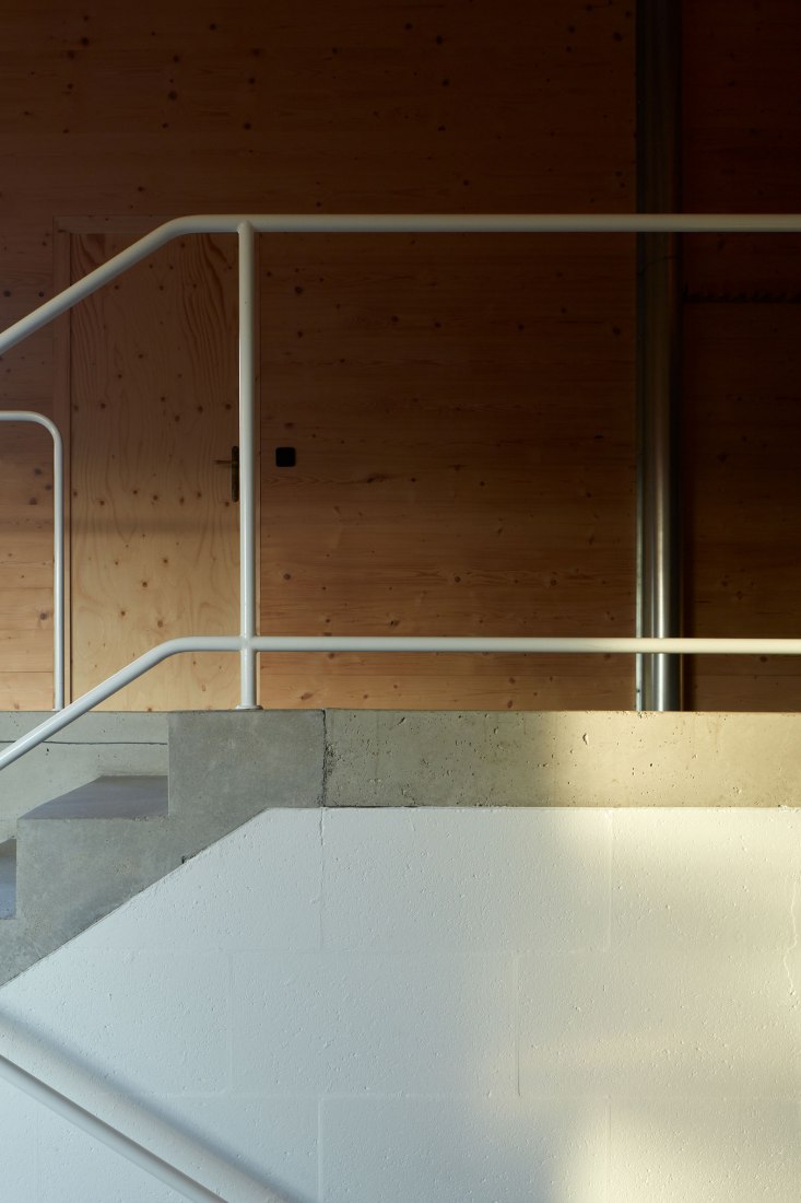 "Casa detrás del muro" por Mjölk architects. Fotografía de Jakub Skokan, Martin Tůma / BoysPlayNice.