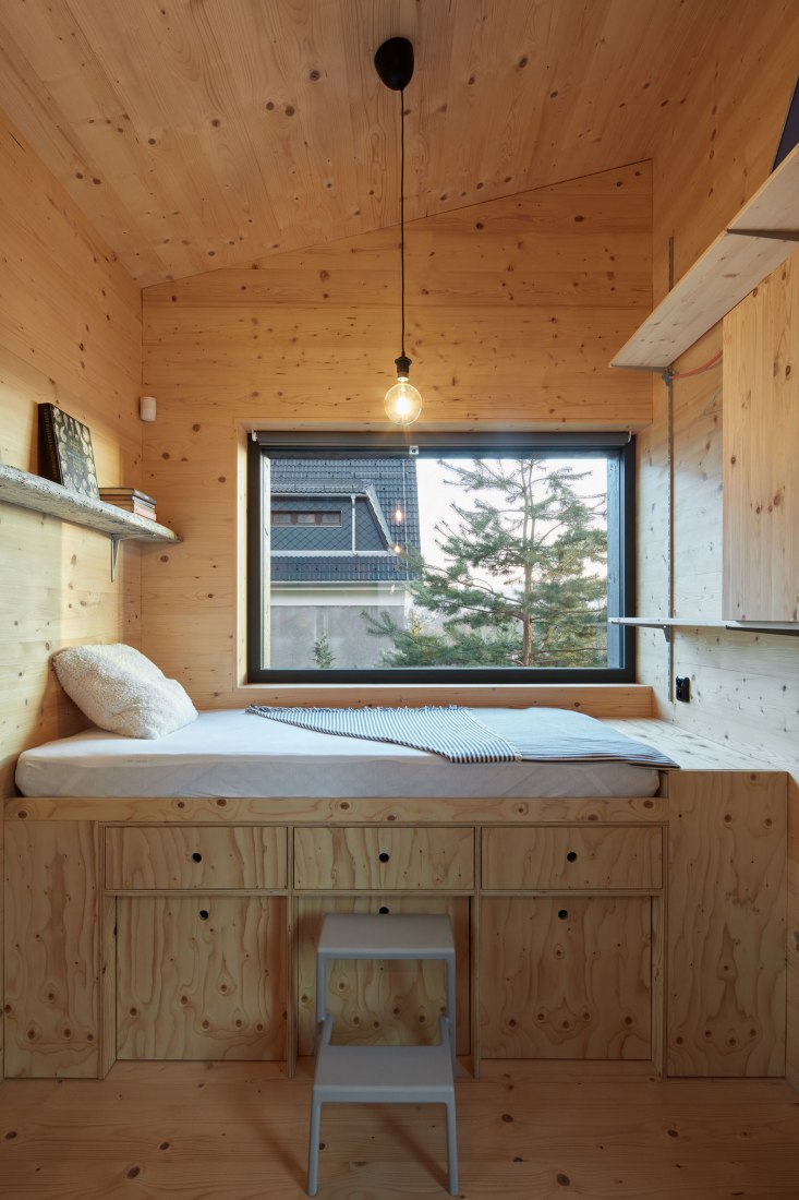 "Casa detrás del muro" por Mjölk architects. Fotografía de Jakub Skokan, Martin Tůma / BoysPlayNice.