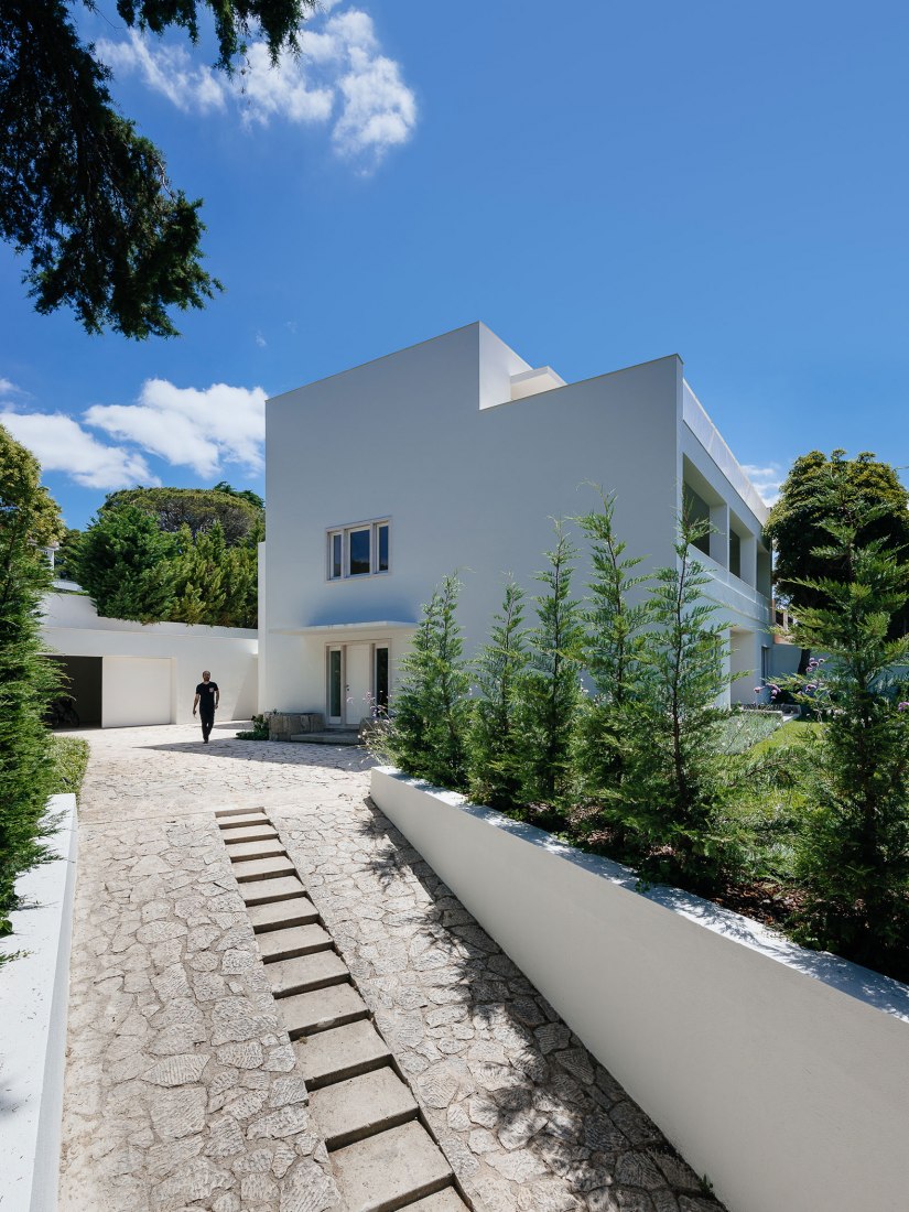House in Restelo by aspa. Photograph by do mal o menos - Eduardo Nascimento. House in Restelo by aspa. Photograph by do mal o menos - Eduardo Nascimento.