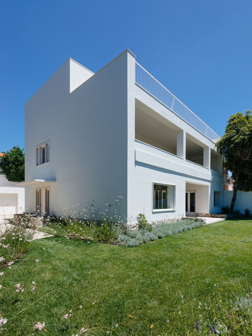 House in Restelo by aspa. Photograph by do mal o menos - Eduardo Nascimento. House in Restelo by aspa. Photograph by do mal o menos - Eduardo Nascimento.