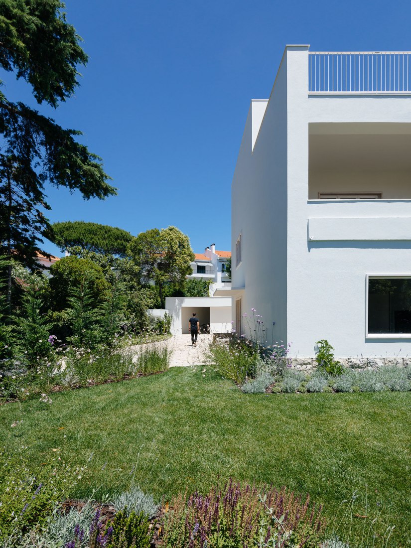 House in Restelo by aspa. Photograph by do mal o menos - Eduardo Nascimento. House in Restelo by aspa. Photograph by do mal o menos - Eduardo Nascimento.