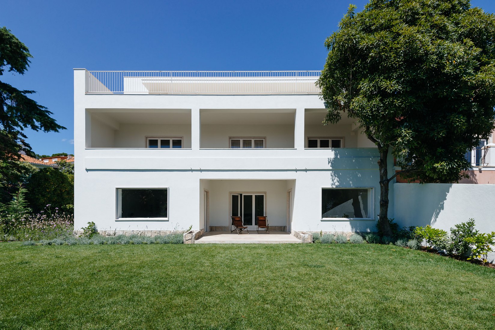 House in Restelo by aspa. Photograph by do mal o menos - Eduardo Nascimento. House in Restelo by aspa. Photograph by do mal o menos - Eduardo Nascimento.