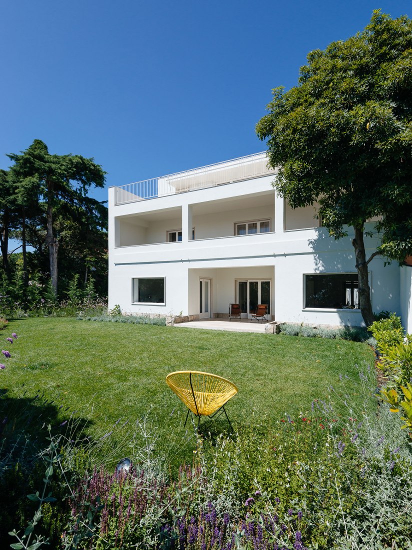 House in Restelo by aspa. Photograph by do mal o menos - Eduardo Nascimento. House in Restelo by aspa. Photograph by do mal o menos - Eduardo Nascimento.