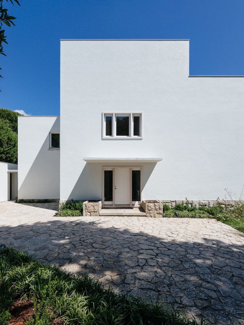 House in Restelo by aspa. Photograph by do mal o menos - Eduardo Nascimento. House in Restelo by aspa. Photograph by do mal o menos - Eduardo Nascimento.