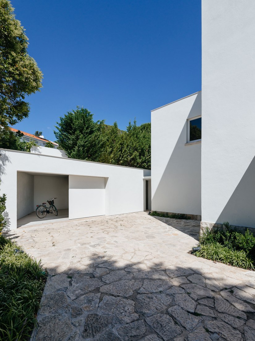 House in Restelo by aspa. Photograph by do mal o menos - Eduardo Nascimento. House in Restelo by aspa. Photograph by do mal o menos - Eduardo Nascimento.