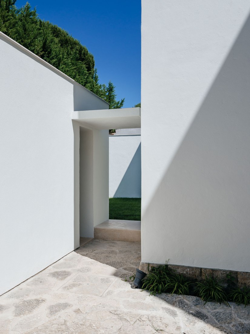 House in Restelo by aspa. Photograph by do mal o menos - Eduardo Nascimento. House in Restelo by aspa. Photograph by do mal o menos - Eduardo Nascimento.