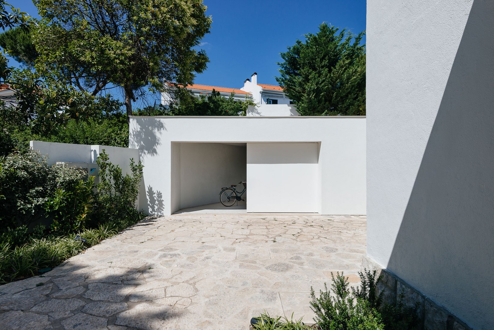 House in Restelo by aspa. Photograph by do mal o menos - Eduardo Nascimento. House in Restelo by aspa. Photograph by do mal o menos - Eduardo Nascimento.
