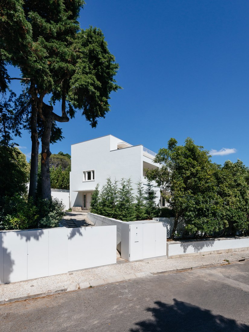 House in Restelo by aspa. Photograph by do mal o menos - Eduardo Nascimento. House in Restelo by aspa. Photograph by do mal o menos - Eduardo Nascimento.