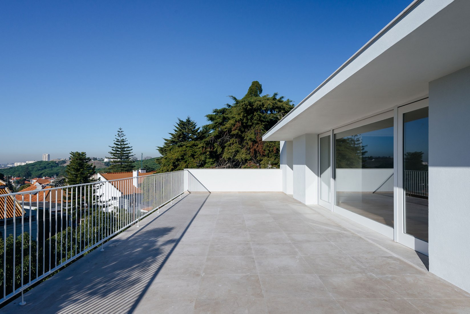 House in Restelo by aspa. Photograph by do mal o menos - Eduardo Nascimento. House in Restelo by aspa. Photograph by do mal o menos - Eduardo Nascimento.