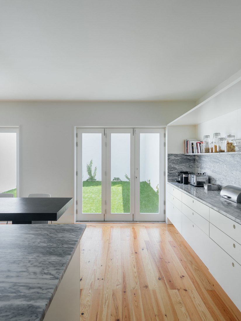 House in Restelo by aspa. Photograph by do mal o menos - Eduardo Nascimento. House in Restelo by aspa. Photograph by do mal o menos - Eduardo Nascimento.