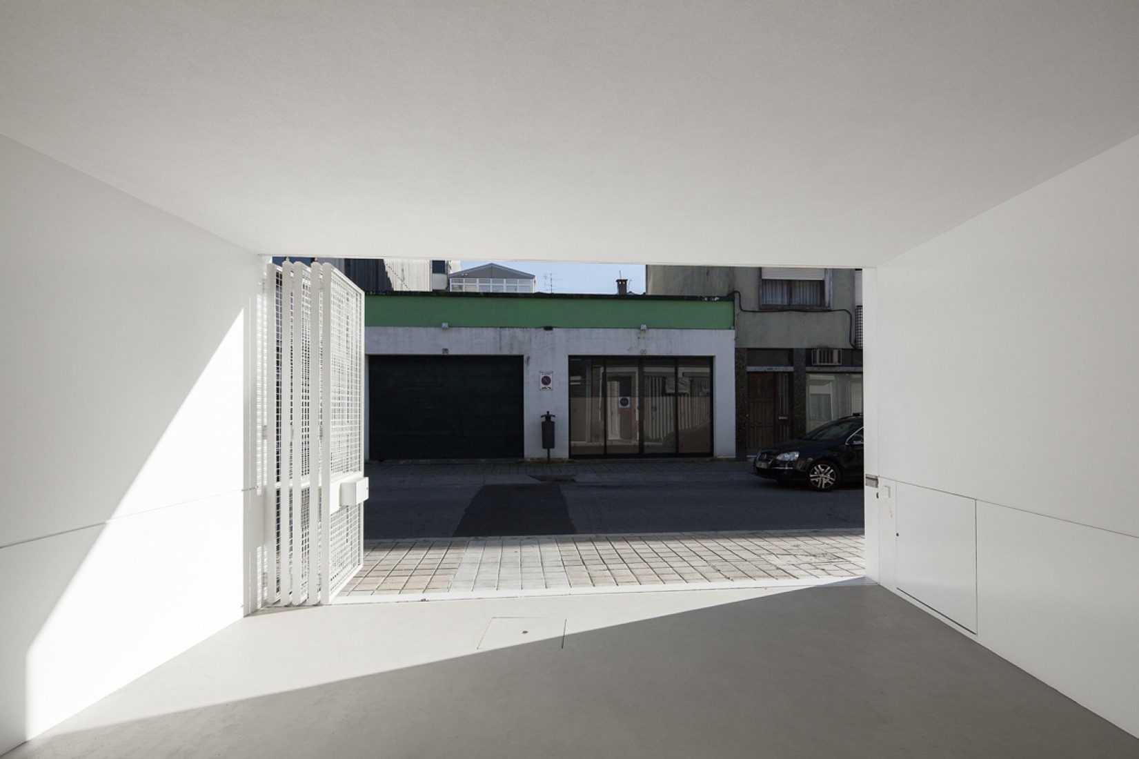 Ground floor, access. Urban House in Lindo Vale by Ana Cláudia Monteiro + Vítor Oliveira. Photography © José Campos.