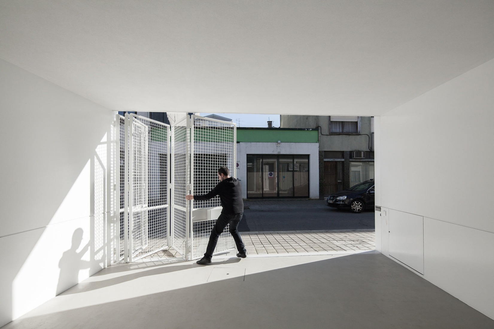 Ground floor, access. Urban House in Lindo Vale by Ana Cláudia Monteiro + Vítor Oliveira. Photography © José Campos.