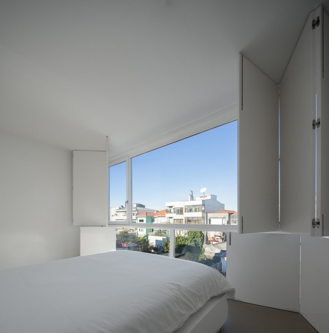 Habitación principal. Vivienda en Lindo Vale por Ana Cláudia Monteiro + Vítor Oliveira. Fotografía © José Campos.