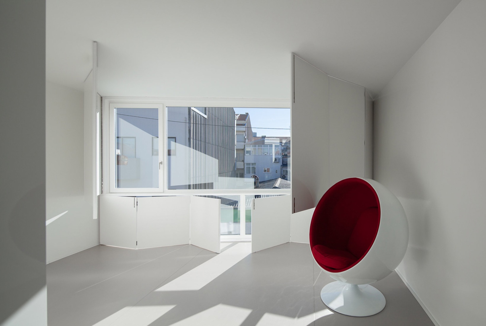 Outside vision from the room. Urban House in Lindo Vale by Ana Cláudia Monteiro + Vítor Oliveira. Photography © José Campos.