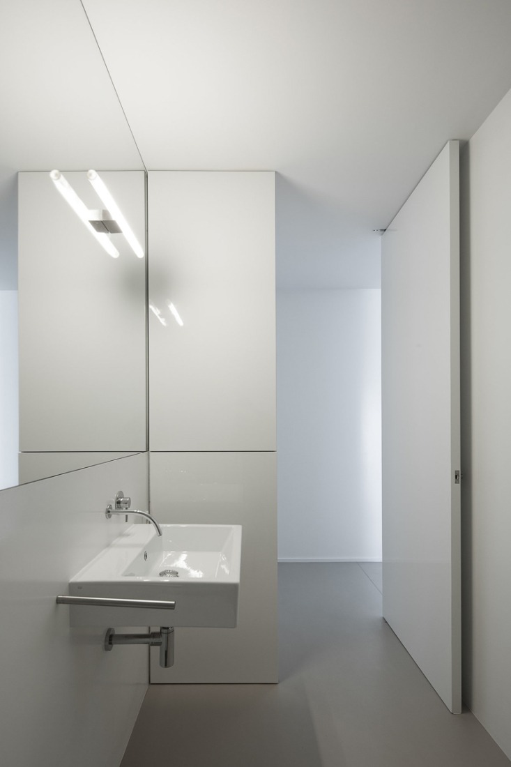 Detail of the bathroom. Urban House in Lindo Vale by Ana Cláudia Monteiro + Vítor Oliveira. Photography © José Campos. 
