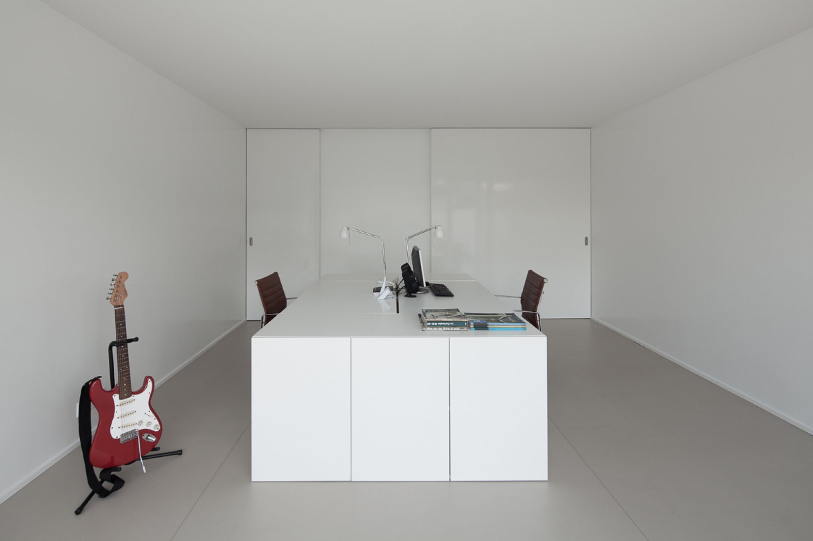 Office, as a closed space. Urban House in Lindo Vale by Ana Cláudia Monteiro + Vítor Oliveira. Photography © José Campos.