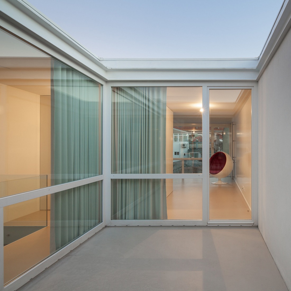 Courtyard. Urban House in Lindo Vale by Ana Cláudia Monteiro + Vítor Oliveira. Photography © José Campos. 