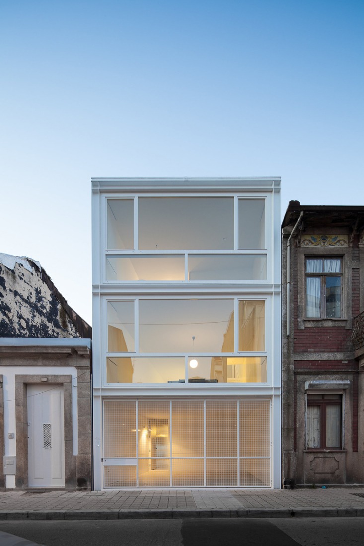 Front façade. Urban House in Lindo Vale by Ana Cláudia Monteiro + Vítor Oliveira. Photography © José Campos. 