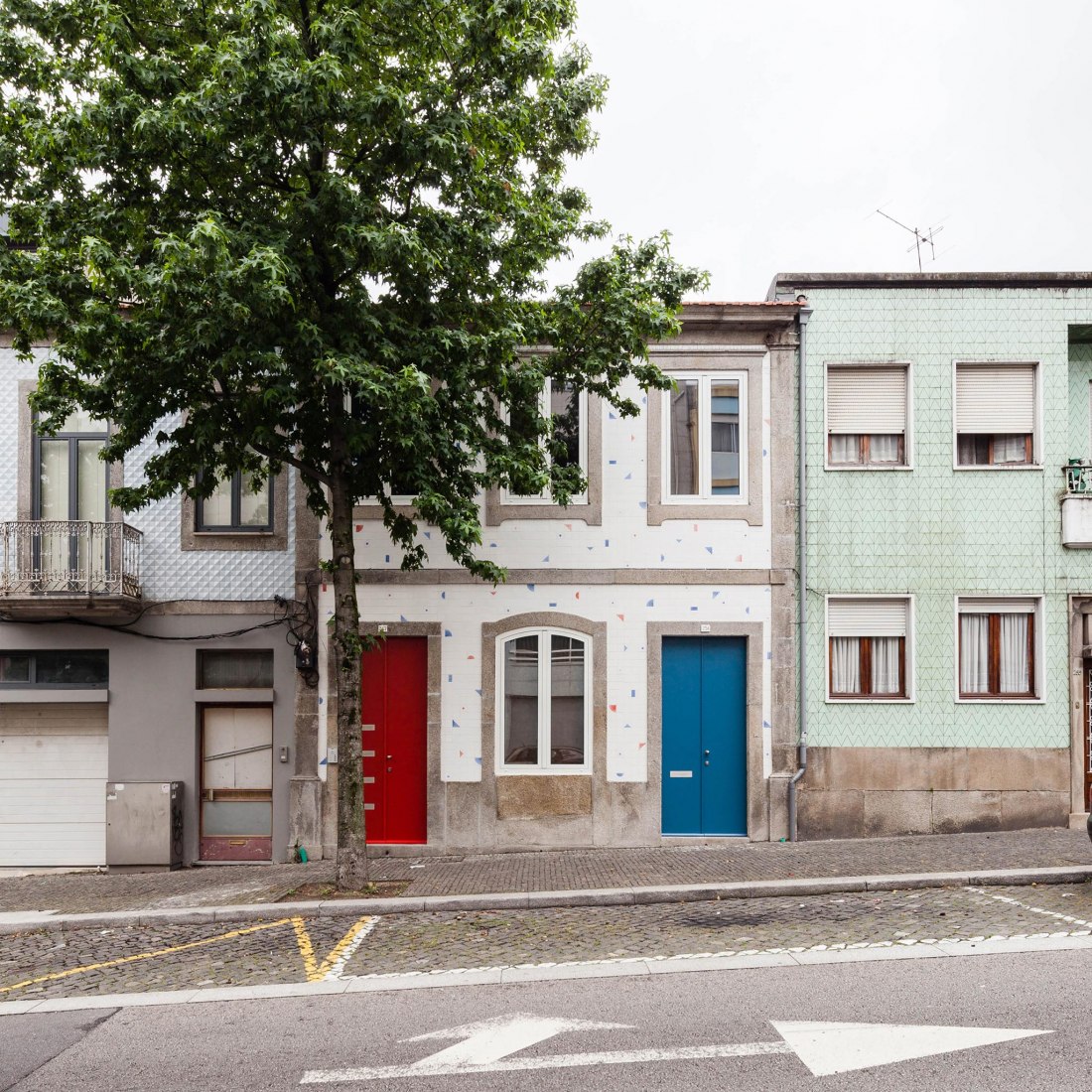 Vista frontal exterior. Casa en Rua Faris Guimarães por Fala Atelier. Fotografía © Ricardo Loureiro.
