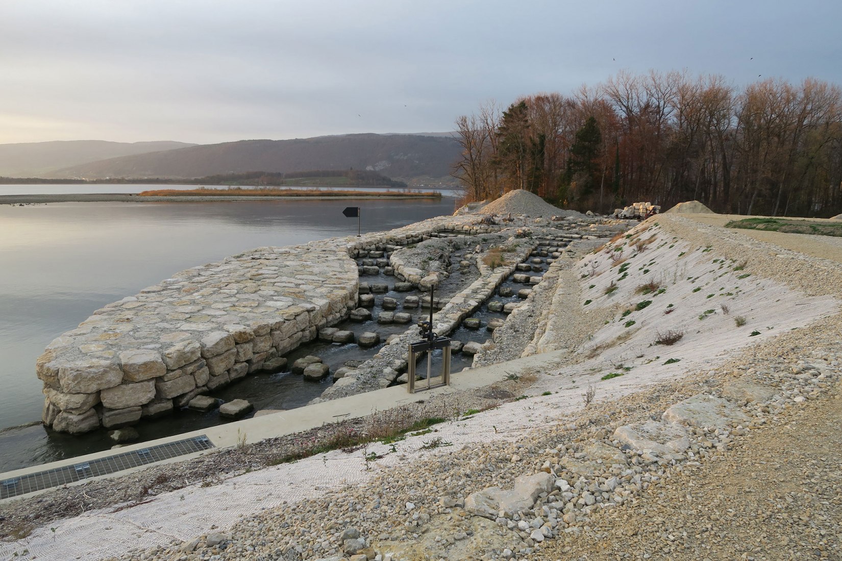 Entrance to the upstream fish migration. Photograph © Raymond Vogel, Zürich 