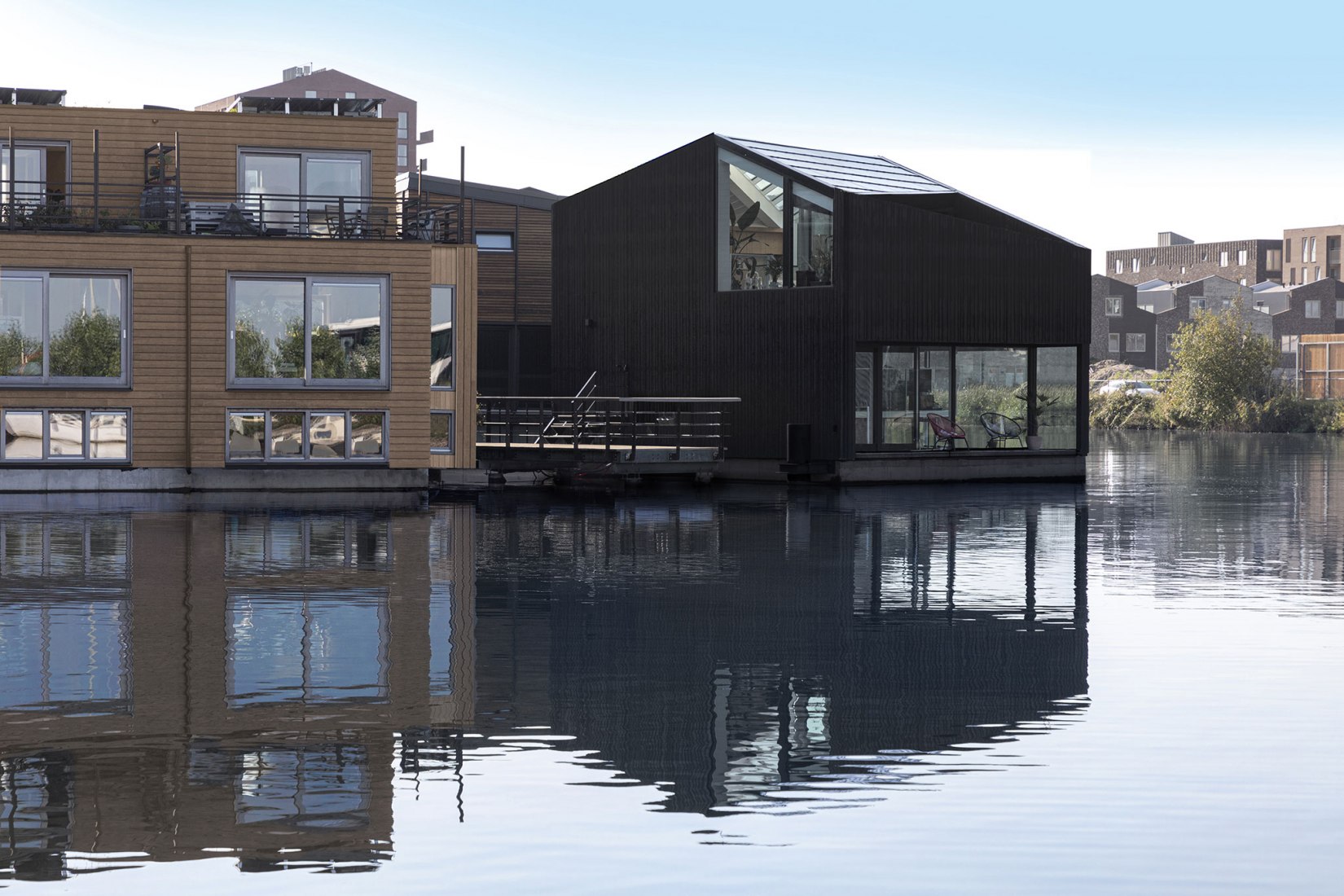 Un ecosistema sostenible para vivir sobre el agua. Casa flotante por
