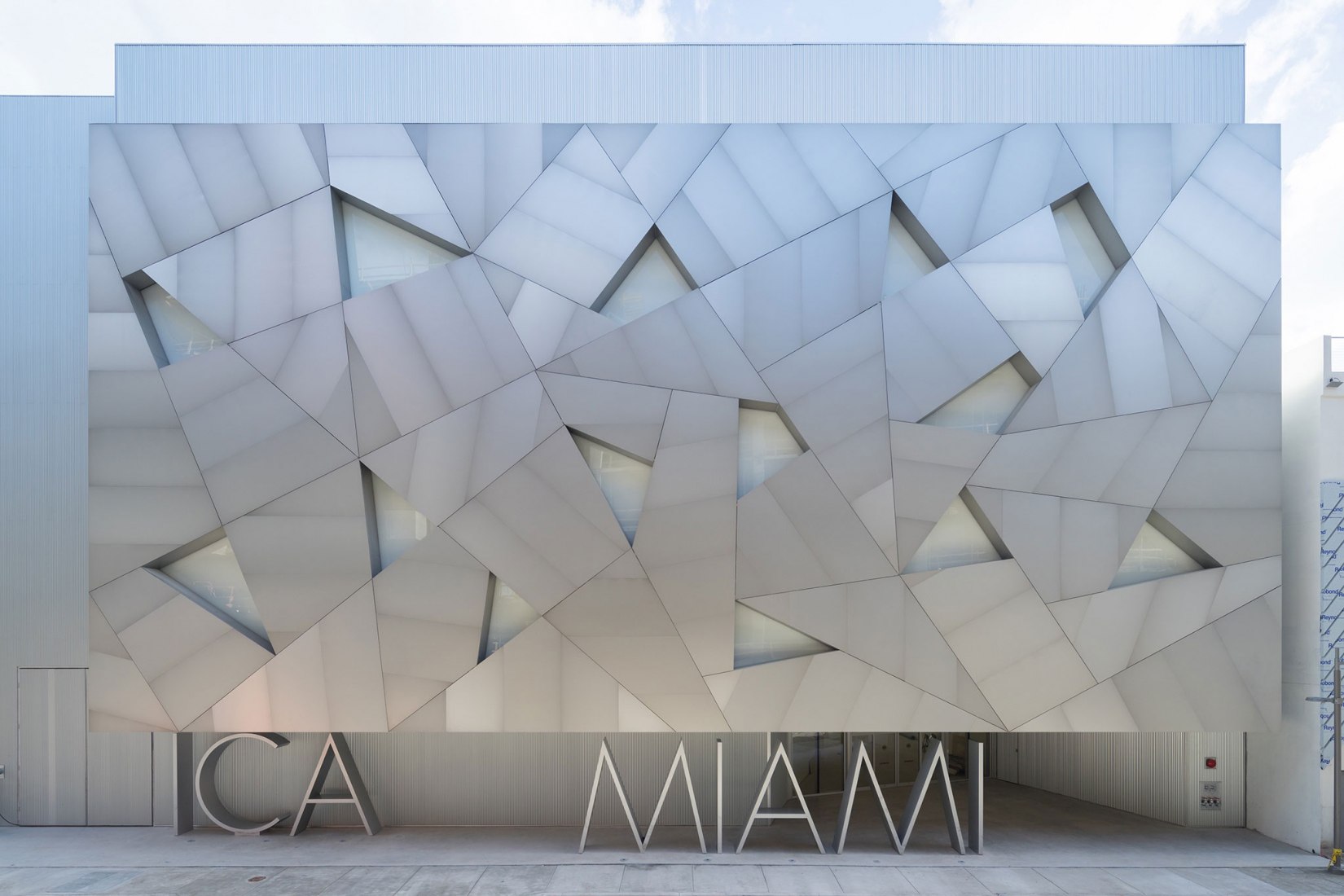 Exterior view. New headquarters of the ICA MIAMI Foundation by ARANGUREN + GALLEGOS Arquitectos. Photograph © Iwan Baan 