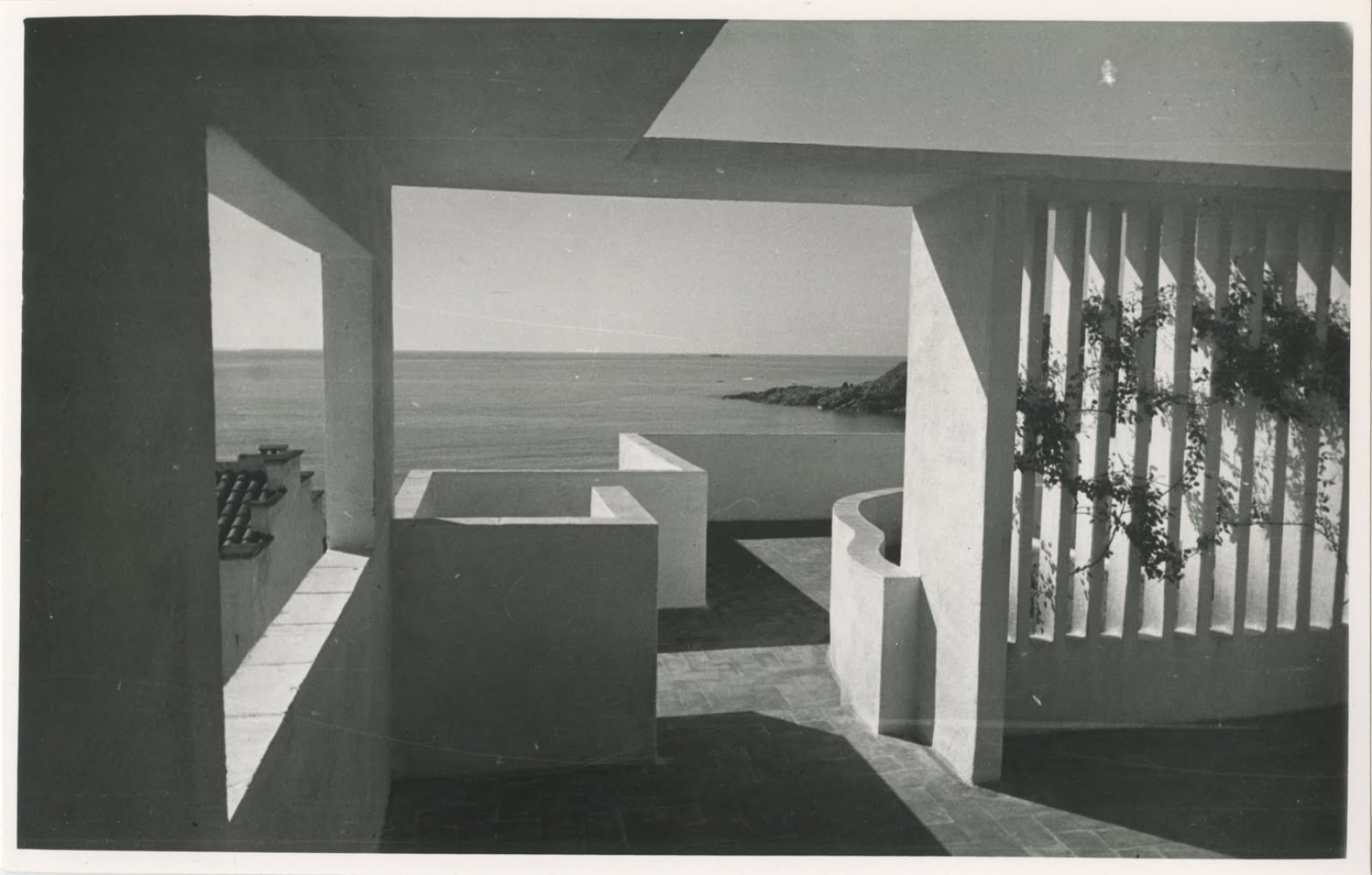 Llafranch House: extended detail, Joaquin Gili Moros and Francisco Bassó Birulés (arch.); [Unknown photographer] 1953, Acm-EPFL. Alberto Sartoris Fonds "Imagining the Mediterranean house. Italy and Spain in the 50s." ICO Foundation, Madrid