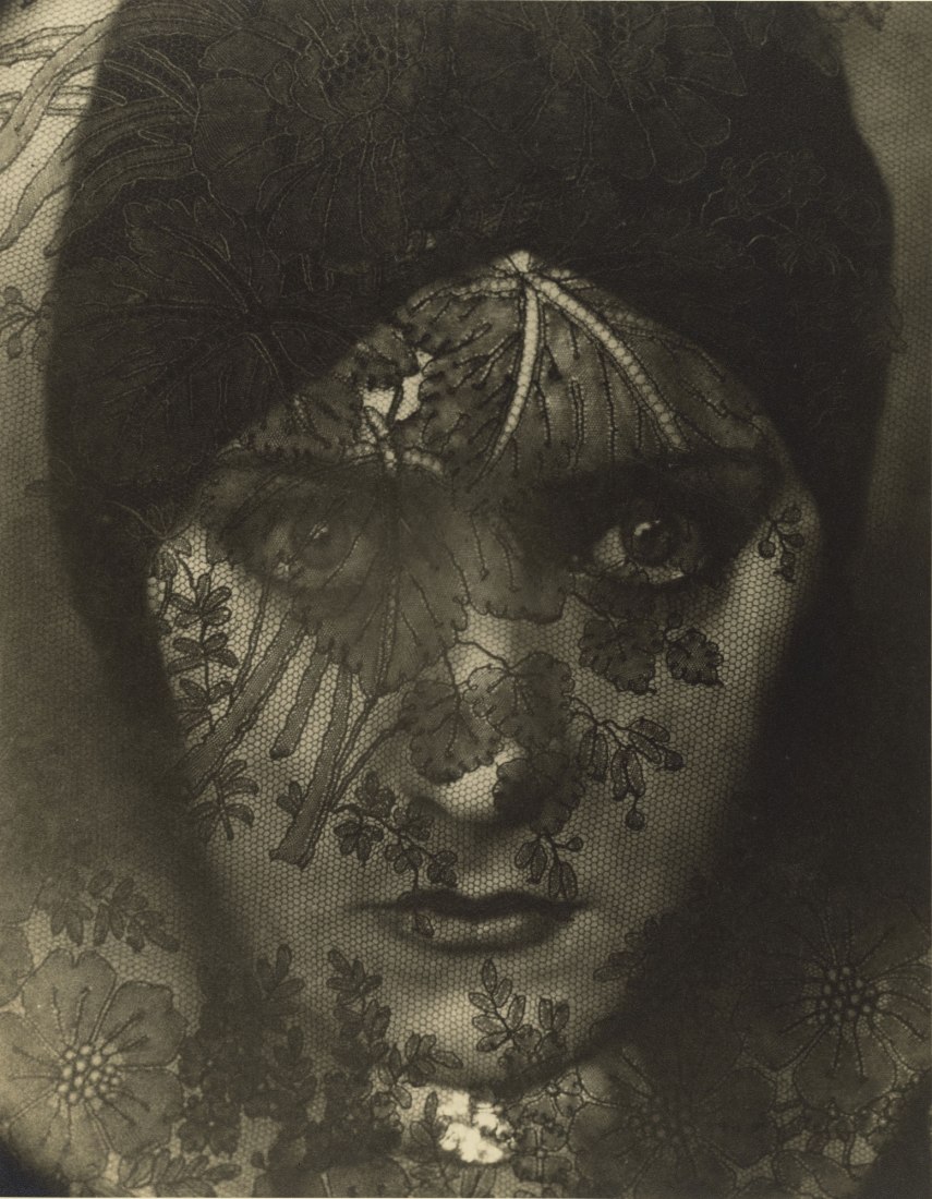Gloria Swanson, 1924. Edward Steichen, estadounidense, nacido en Luxemburgo, 1879-1973. Impresión con gelatina de plata. El Museo J. Paul Getty, Los Ángeles © Condé Nast