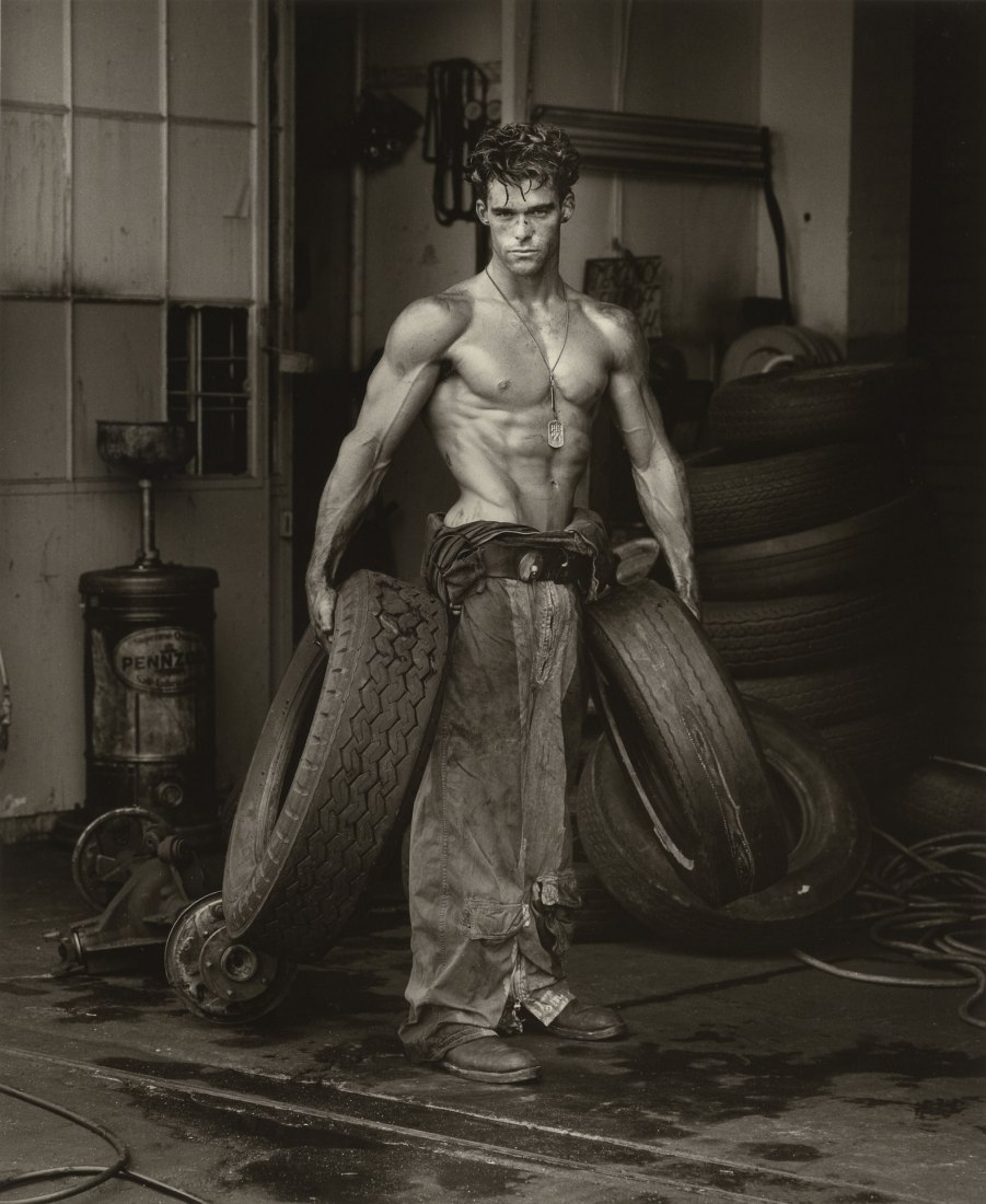 Fred con Tires, Hollywood, 1984 De la serie Body Shop. Herb Ritts, estadounidense, 1952-2002. Impresión con gelatina de plata. Museo J. Paul Getty, Los Ángeles, Fundación Gift of Herb Ritts © Fundación Herb Ritts