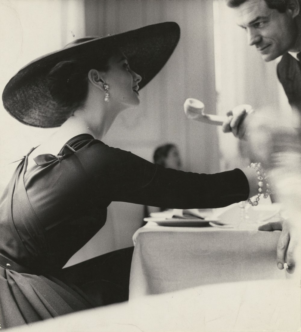 V Back Evenings, Suzy Parker, Dress by Trigère, Nueva York, 1955. Lillian Bassman, estadounidense, 1917-2012. Gelatina de plata de impresión. El Museo J. Paul Getty, Los Ángeles © The Estate of Lillian Bassman