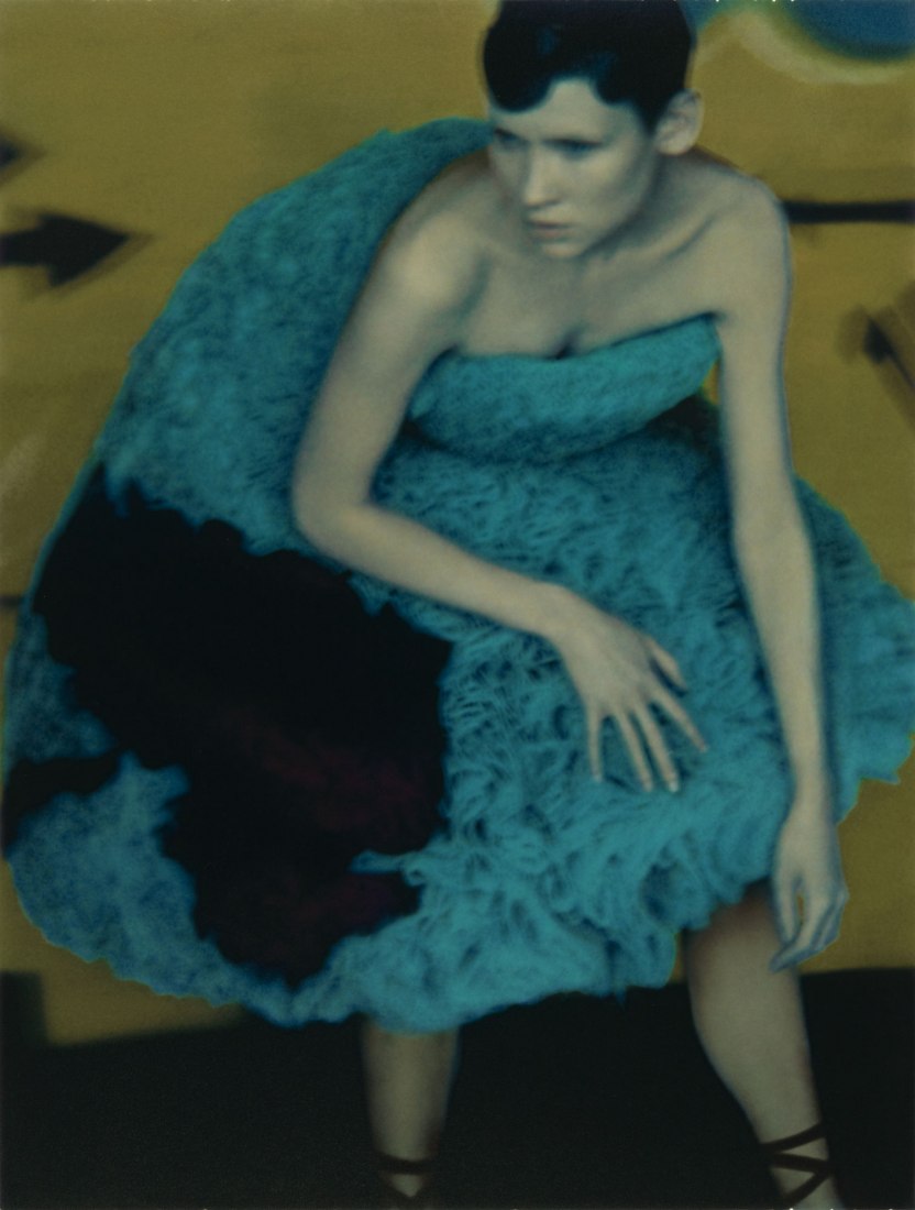 Sveta para Hussein Chalayan, 2000. Sarah Moon, francesa, nacida en Inglaterra, 1941. Carbon print. El Museo J. Paul Getty, Los Ángeles © Sarah Moon