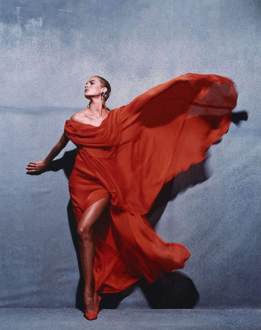 Givenchy Red, Paris, negativo, 1990; grabado, alrededor de 1995. Victor Skrebneski, estadounidense, nacido en 1929. Impresión con blanqueador de tinte plateado. El Museo J. Paul Getty, Los Ángeles, comprado con fondos proporcionados por el Consejo de Fotografías © Victor Skrebneski