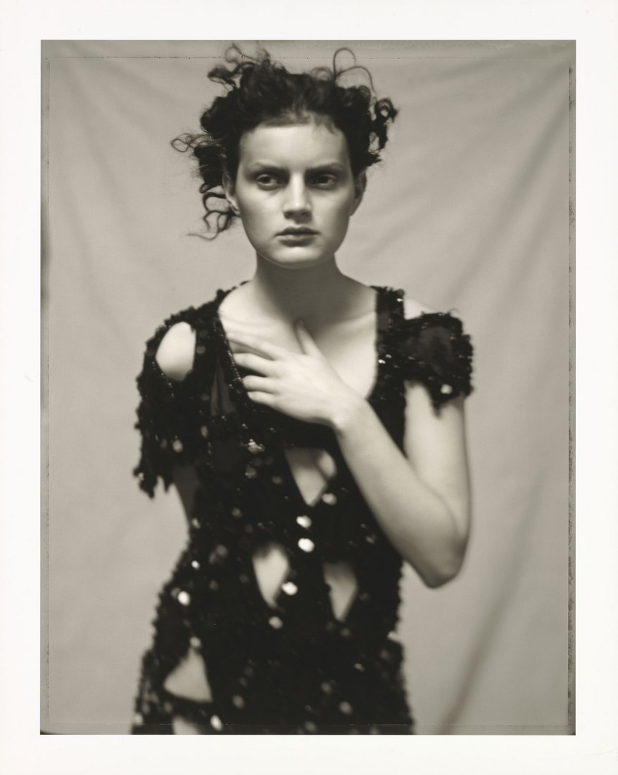 Guinevere in Black Dress, de Yohji Yamamoto, París, negativo, 1996; impreso más tarde. Paolo Roversi, italiano, nacido en 1947. Impresión pigmentada. El Museo J. Paul Getty, Los Ángeles, comprado con fondos proporcionados por el Consejo de Fotografías © Paolo Roversi