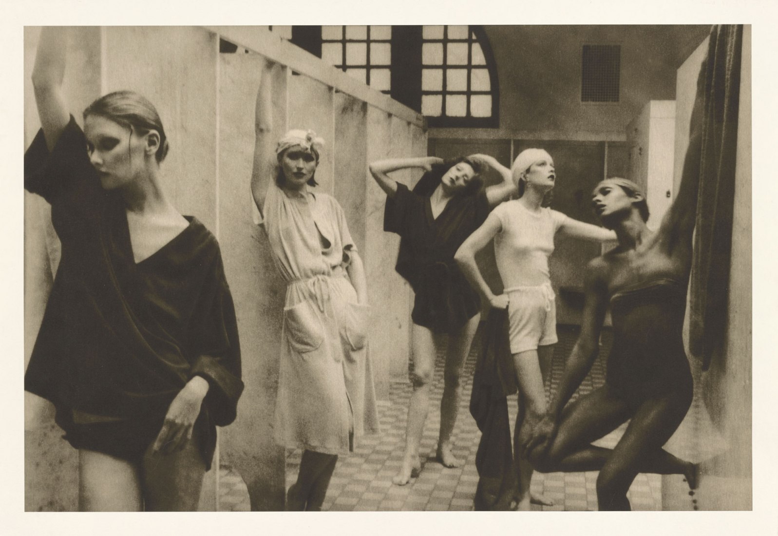 Bath House, negativo, 1975; impresión, alrededor de 1980. Deborah Turbeville, estadounidense, 1932-2013. Impresión en gelatina de plata. El Museo J. Paul Getty, Los Ángeles, regalo del patrimonio de Deborah Turbeville © Deborah Turbeville Foundation