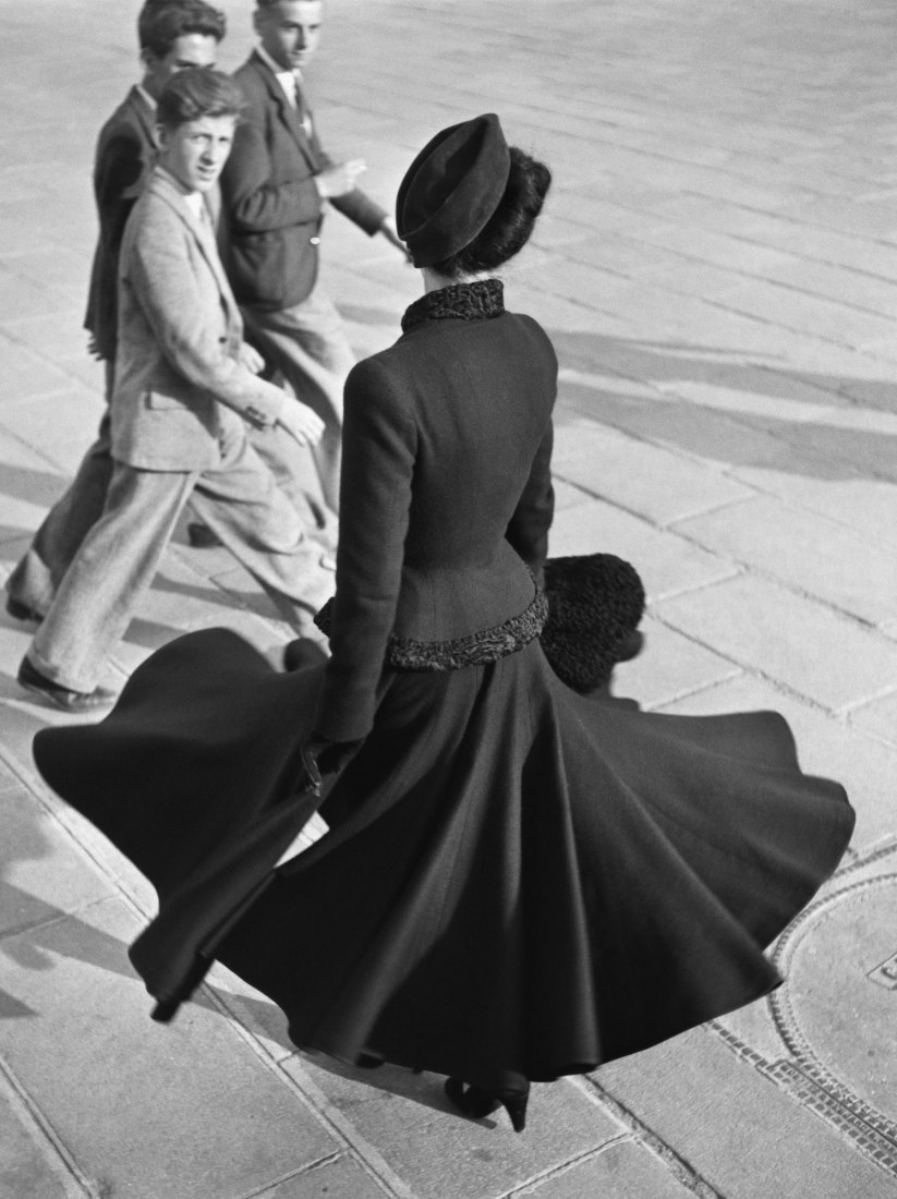 Renée, la Nueva Mirada de Dior, Place de la Concorde, París, agosto de 1947, negativo, 1947; imprimir, 1978. Richard Avedon, estadounidense, 1923-2004. Impresión en gelatina de plata. La Fundación Richard Avedon, Nueva York Copyright © The Richard Avedon Foundation