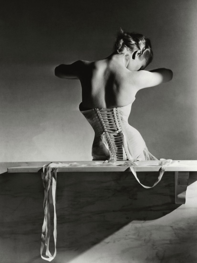 The Mainbocher Corset, París, 1939. Horst P. Horst, estadounidense, Alemania nacida, 1906-1999. Impresión en gelatina de plata. Cortesía de Fahey / Klein Gallery, Los Ángeles © Condé Nast / Vogue, 15 de septiembre de 1939