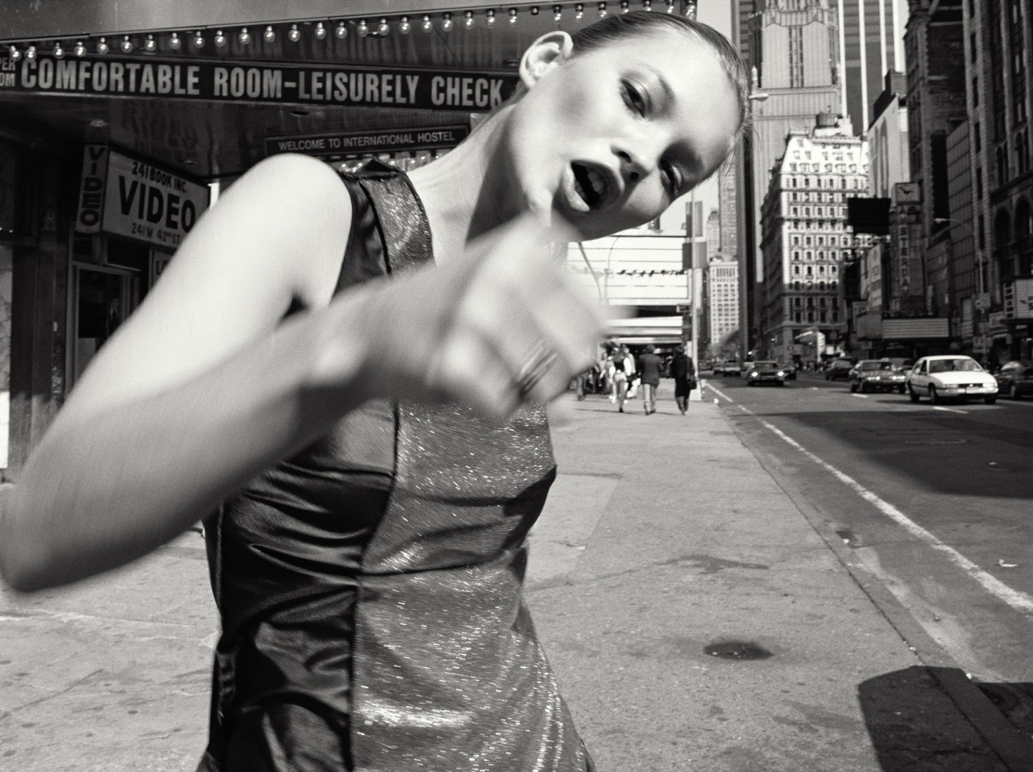 Kate Moss, Times Square, Nueva York, negativa, 1994; imprimir, 2017. Glen Luchford, británico, nacido en 1968. Impresión con gelatina de plata. El Museo J. Paul Getty, Los Ángeles, Gift of Glen y Tanya Luchford © Glen Luchford