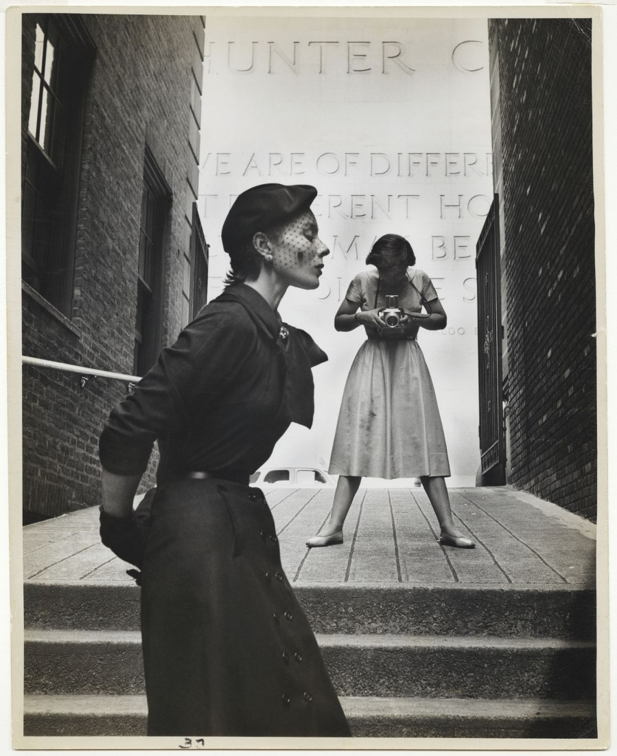Bettina y Frances McLaughlin-Gill, Nueva York, 1950. Gordon Parks, estadounidense, 1912-2006. Impresión con gelatina de plata. Cortesía de Beth Rudin DeWoody Cortesía y copyright de la Fundación Gordon Parks
