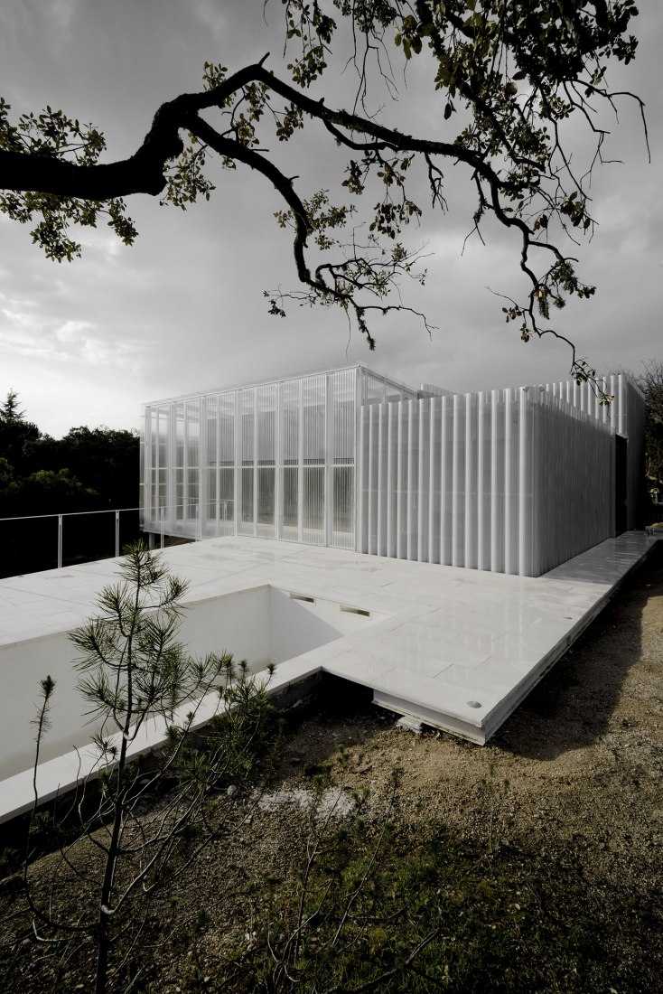 House and painting space for an artist by Idearch. Photograph by Joaquín Mosquera