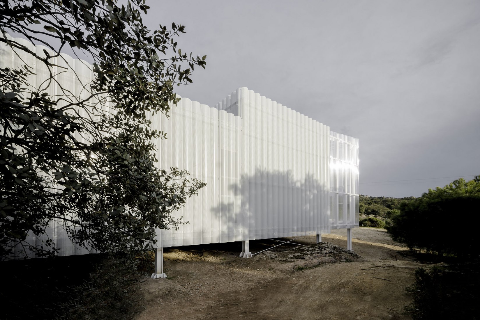 House and painting space for an artist by Idearch. Photograph by Joaquín Mosquera