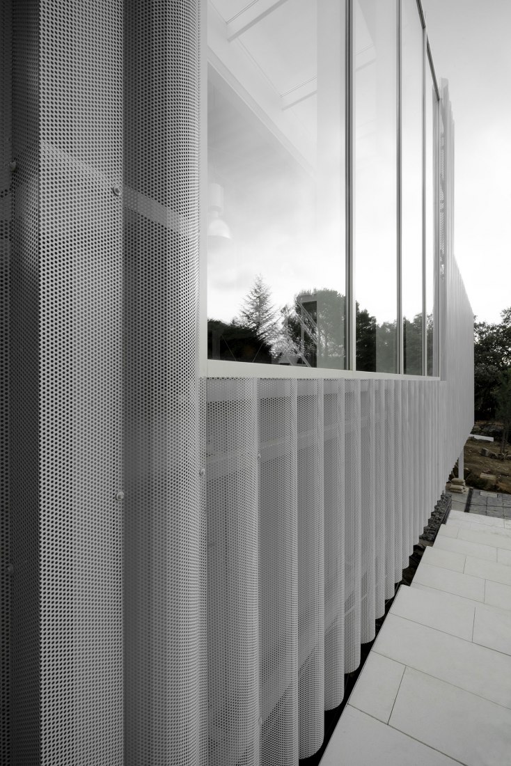 House and painting space for an artist by Idearch. Photograph by Joaquín Mosquera